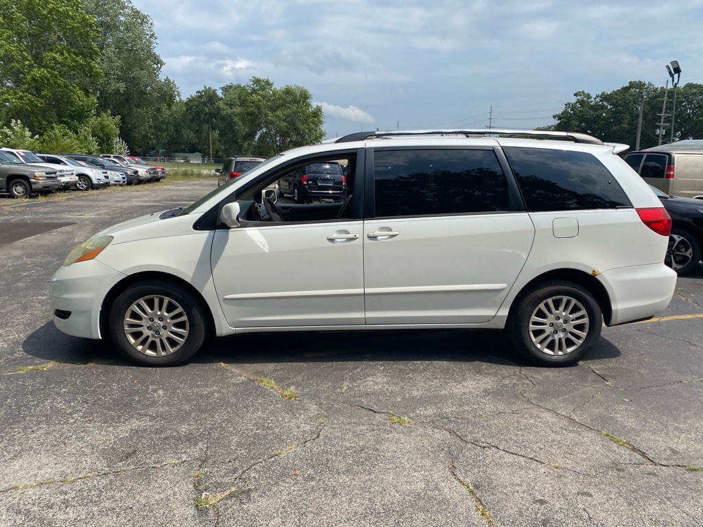 2009 Toyota Sienna Image 2