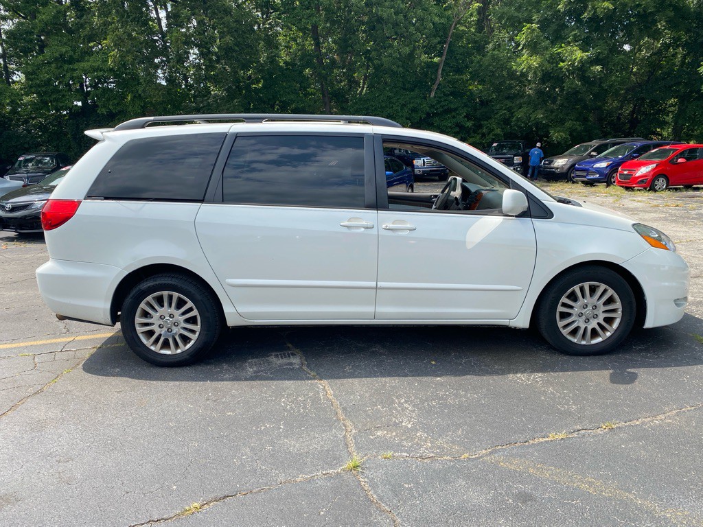 2009 Toyota Sienna Image 4