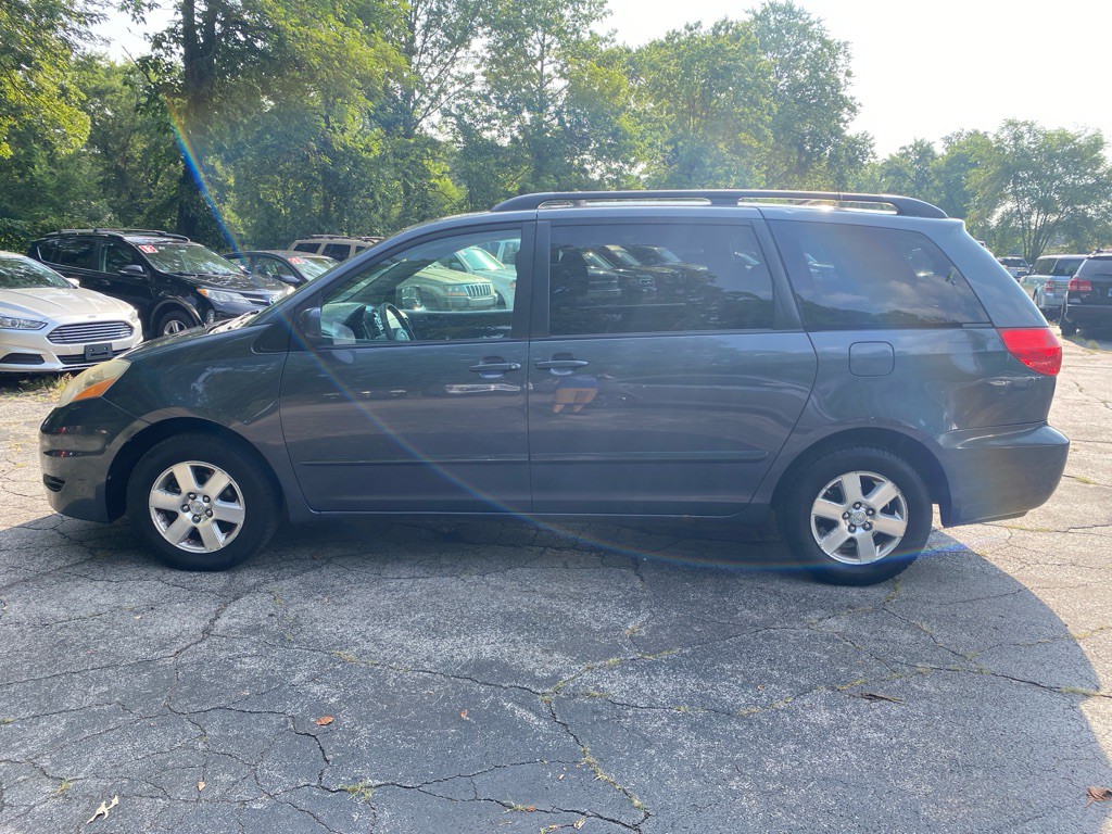 2010 Toyota Sienna Image 2