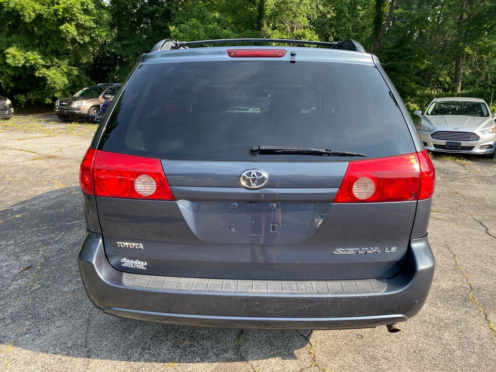 2010 Toyota Sienna Image 3