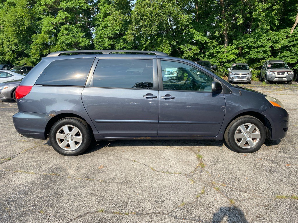 2010 Toyota Sienna Image 4