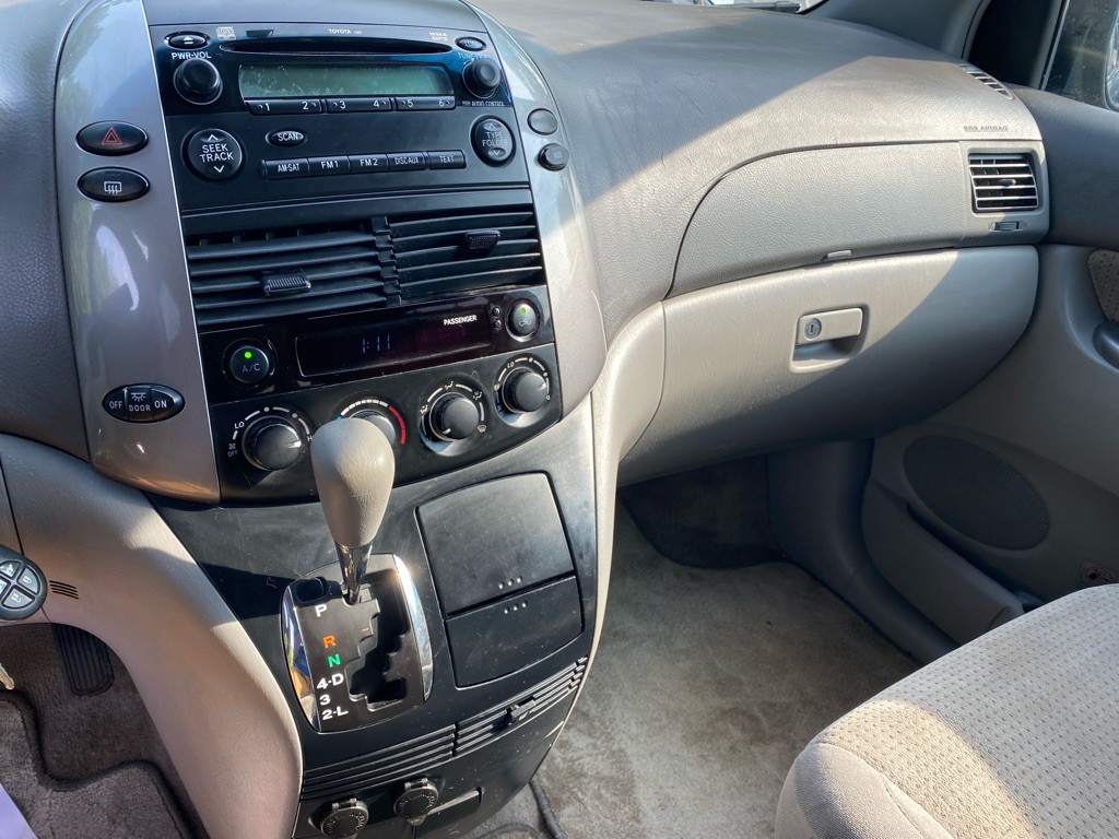 2010 Toyota Sienna Image 12
