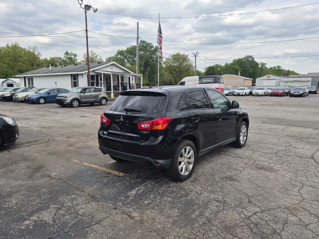 2014 Mitsubishi Outlander Image 2