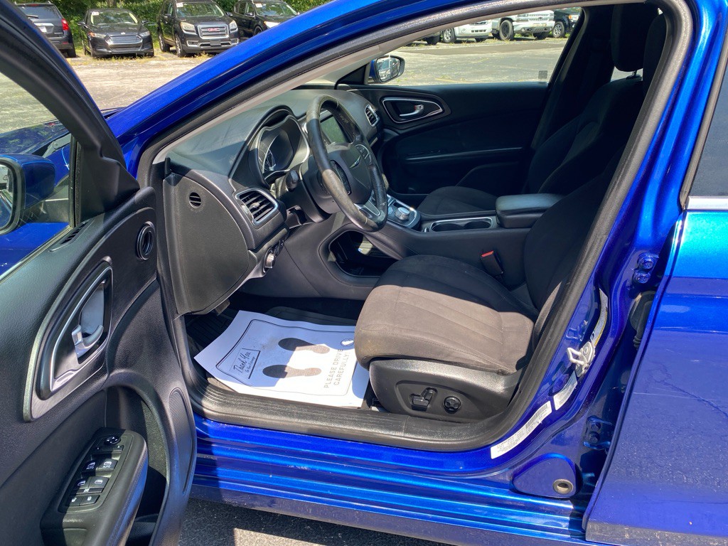 2015 Chrysler 200 Image 8