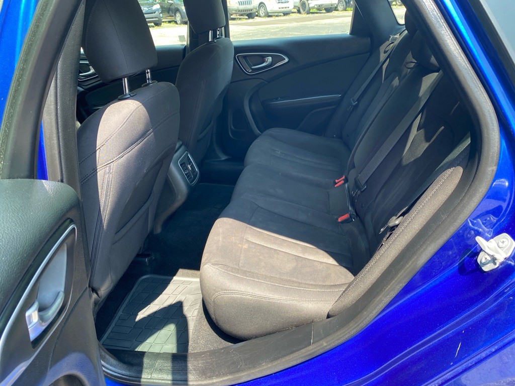 2015 Chrysler 200 Image 9