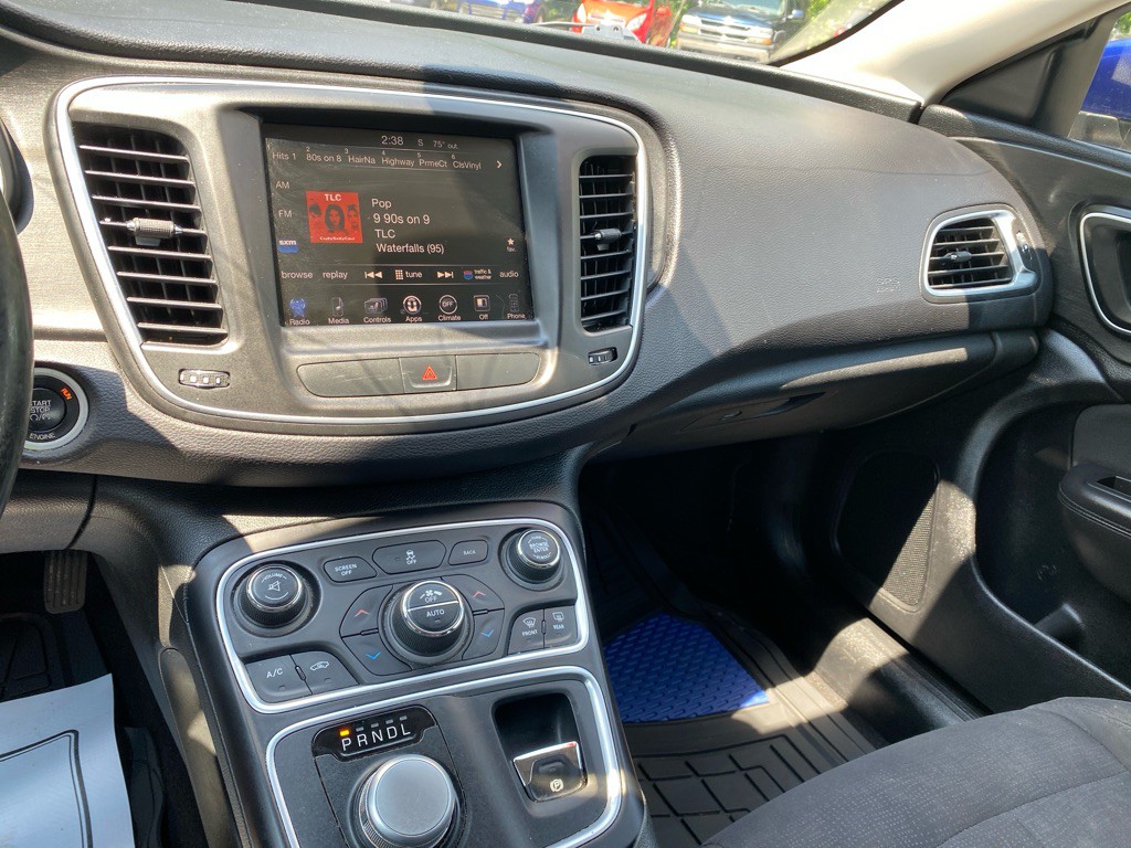 2015 Chrysler 200 Image 11