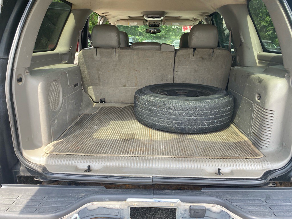 2004 Chevrolet Tahoe Image 10