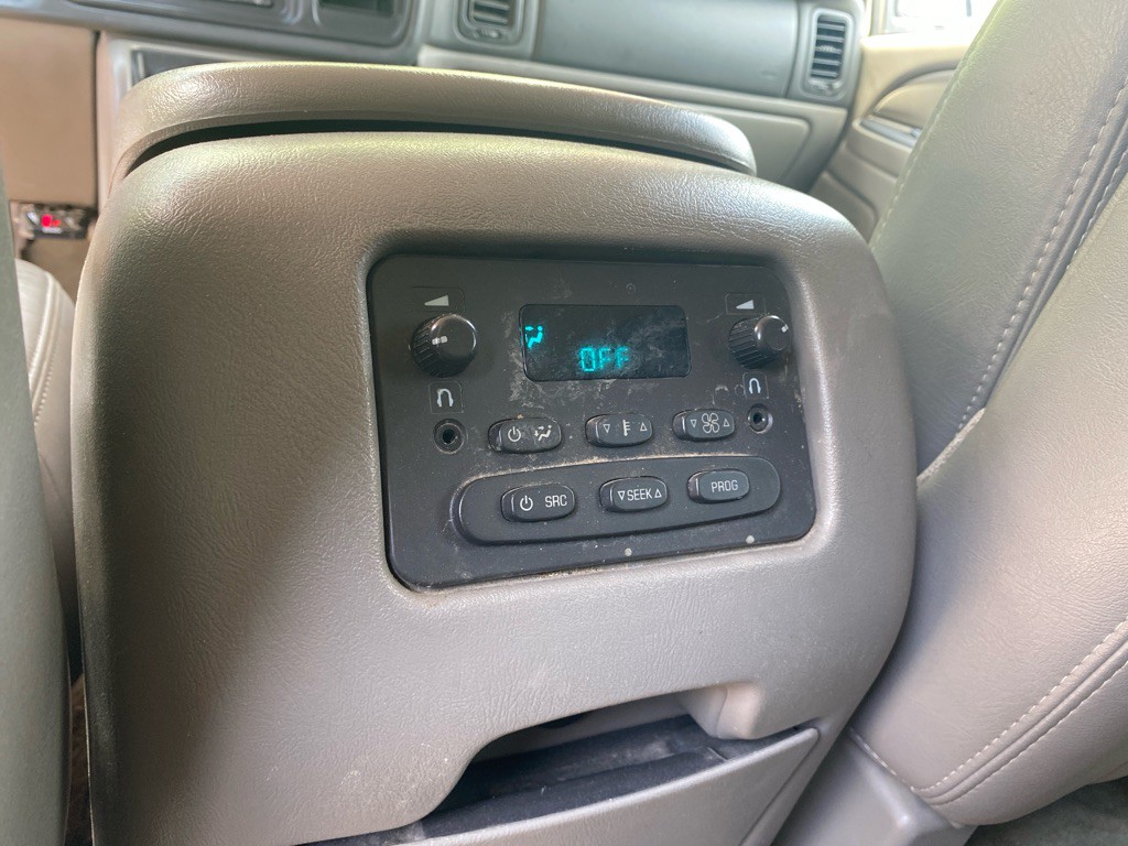 2004 Chevrolet Tahoe Image 11