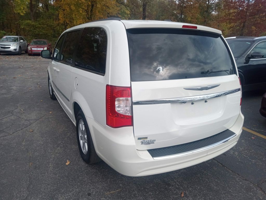 2012 Chrysler Town & Country Image 3