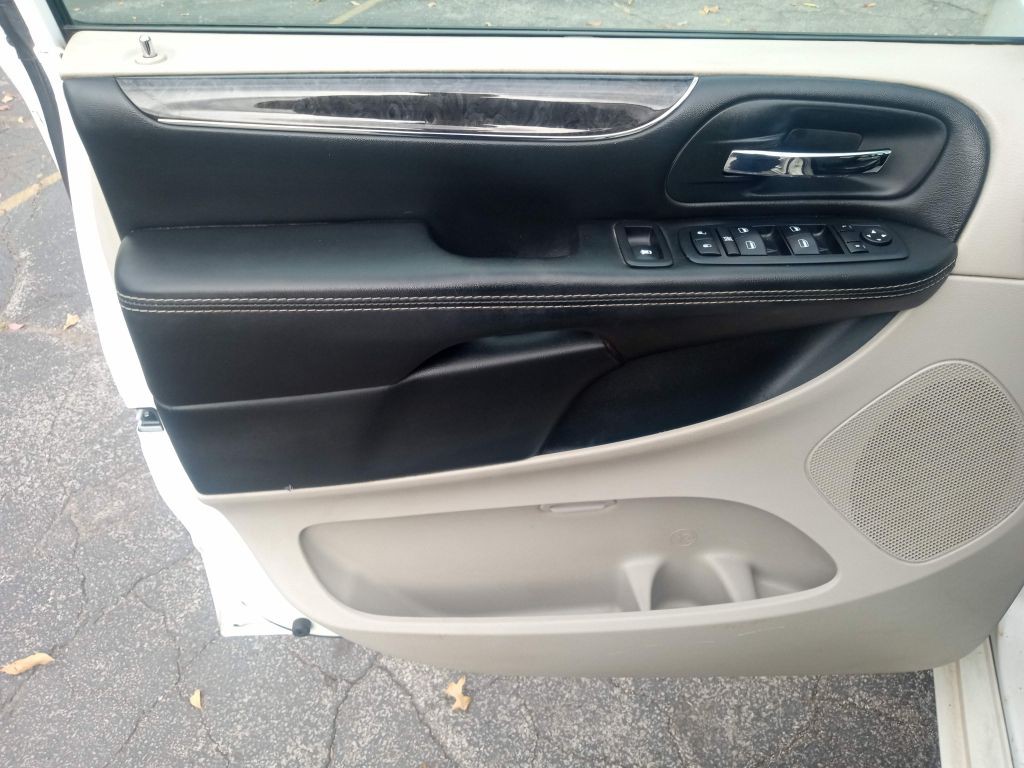 2012 Chrysler Town & Country Image 7
