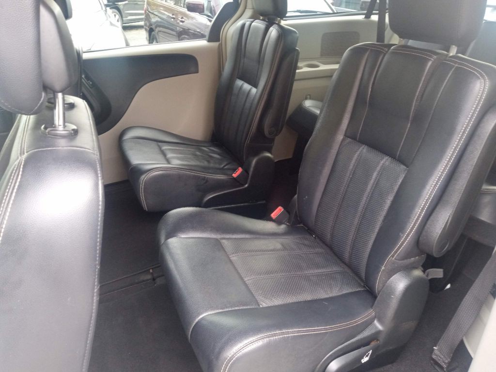 2012 Chrysler Town & Country Image 10
