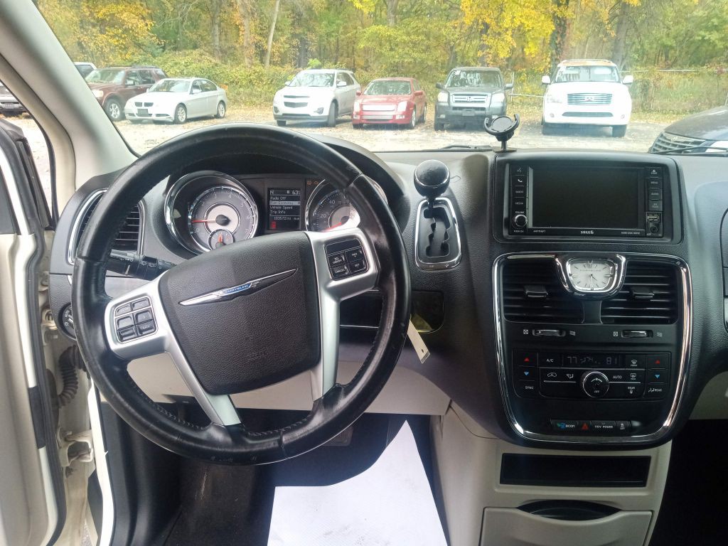 2012 Chrysler Town & Country Image 12