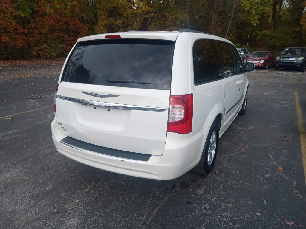 2012 Chrysler Town & Country Image 13