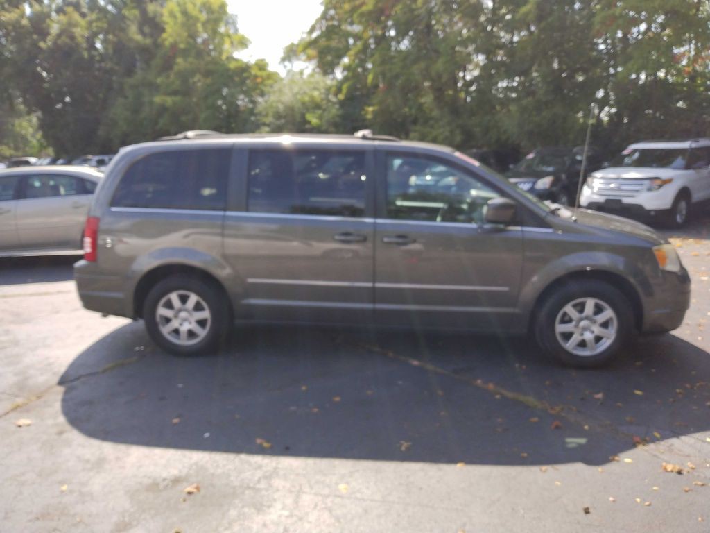 2010 Chrysler Town & Country Image 4