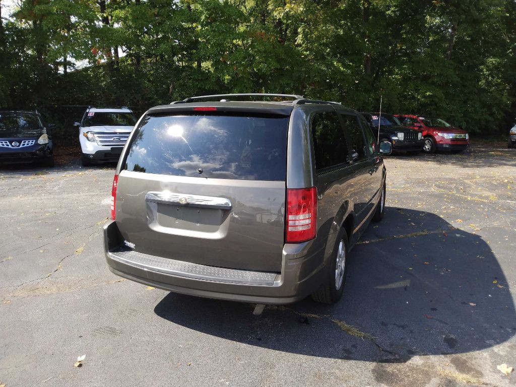2010 Chrysler Town & Country Image 5
