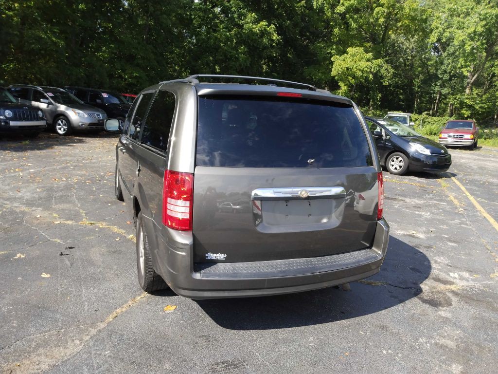 2010 Chrysler Town & Country Image 6