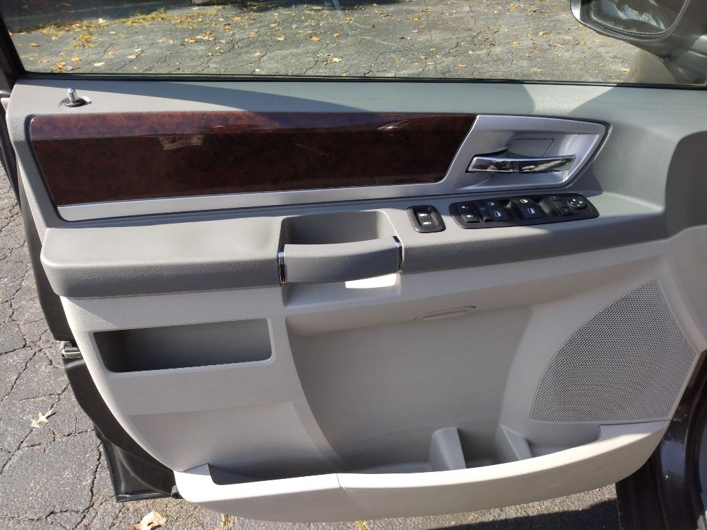 2010 Chrysler Town & Country Image 7