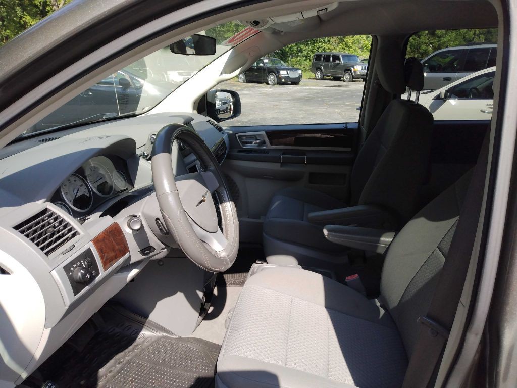 2010 Chrysler Town & Country Image 8