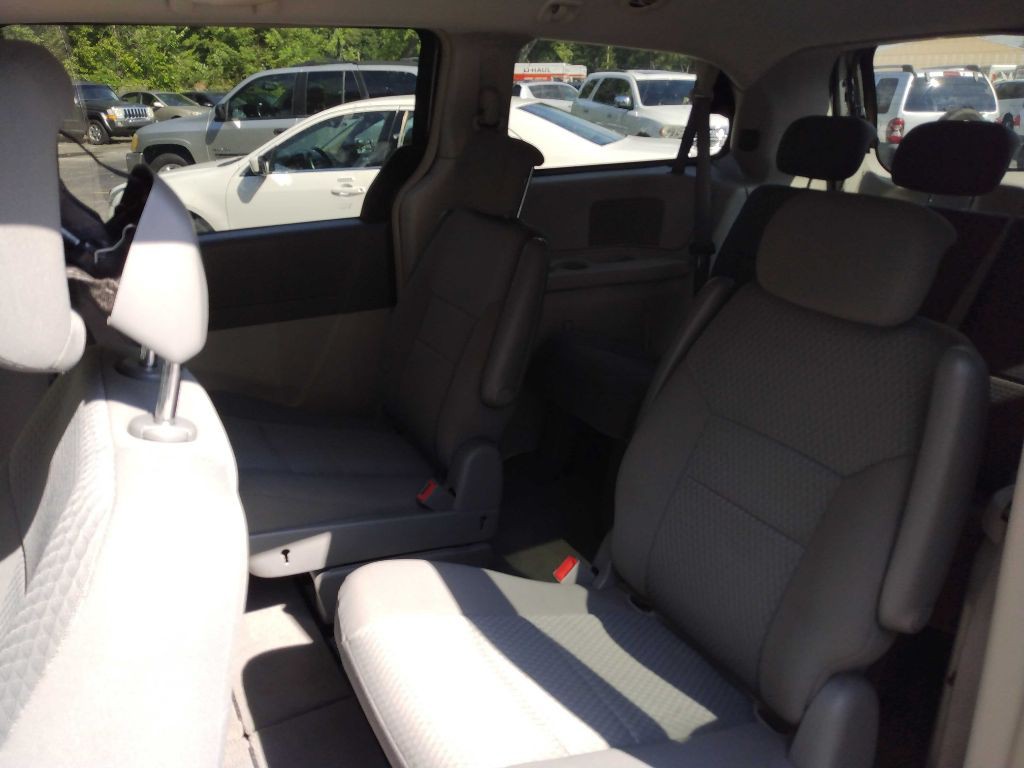 2010 Chrysler Town & Country Image 9