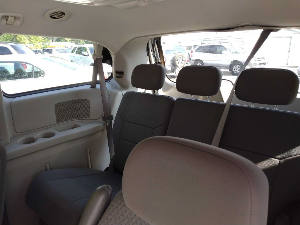 2010 Chrysler Town & Country Image 10