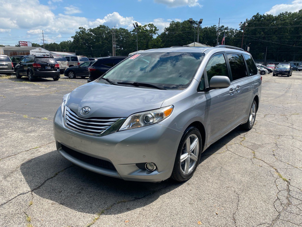 2011 Toyota Sienna Image 1