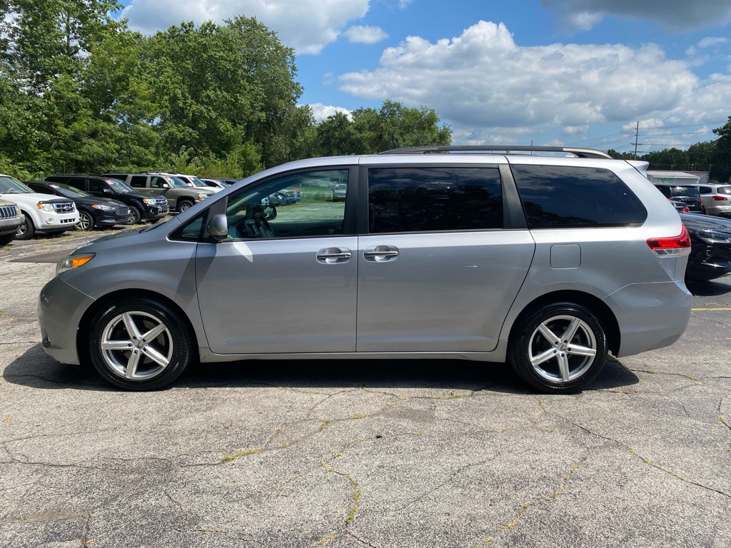 2011 Toyota Sienna Image 2