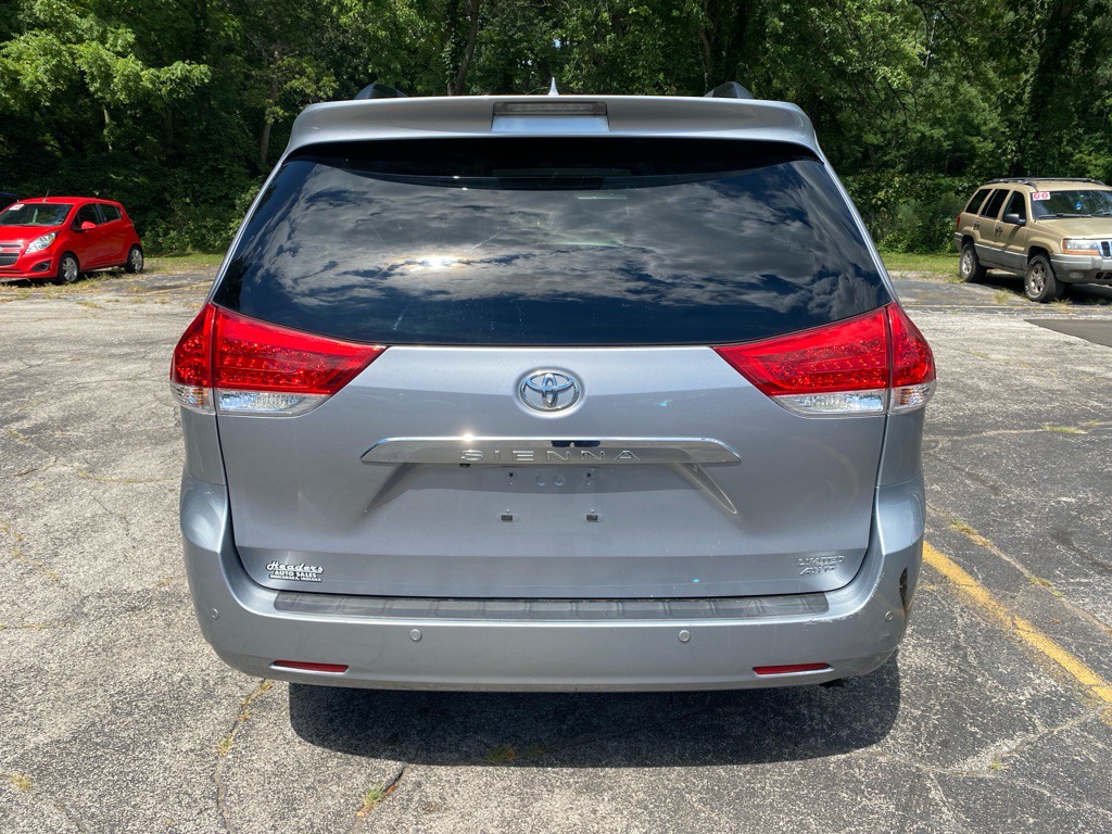 2011 Toyota Sienna Image 3