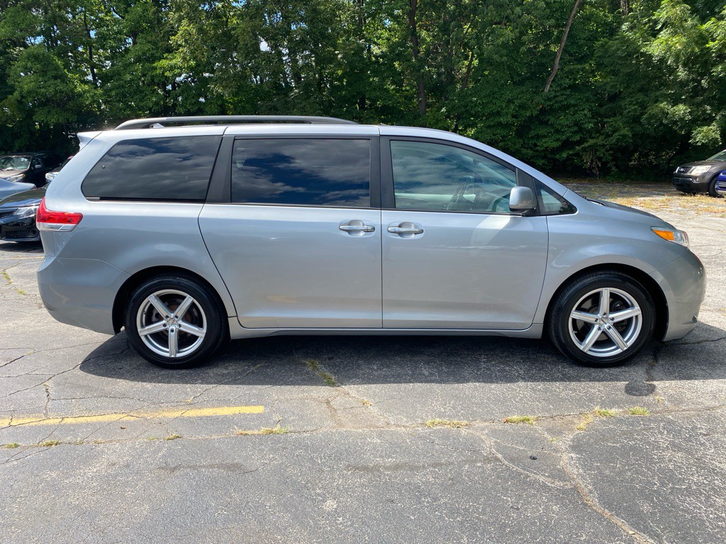 2011 Toyota Sienna Image 4