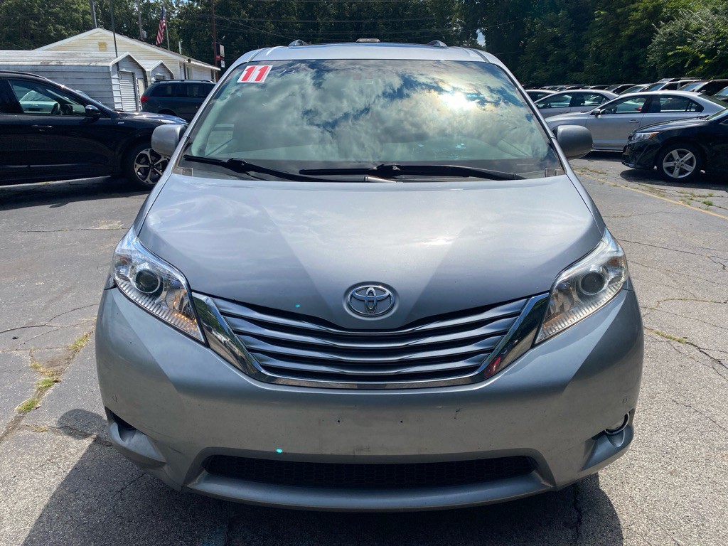 2011 Toyota Sienna Image 6