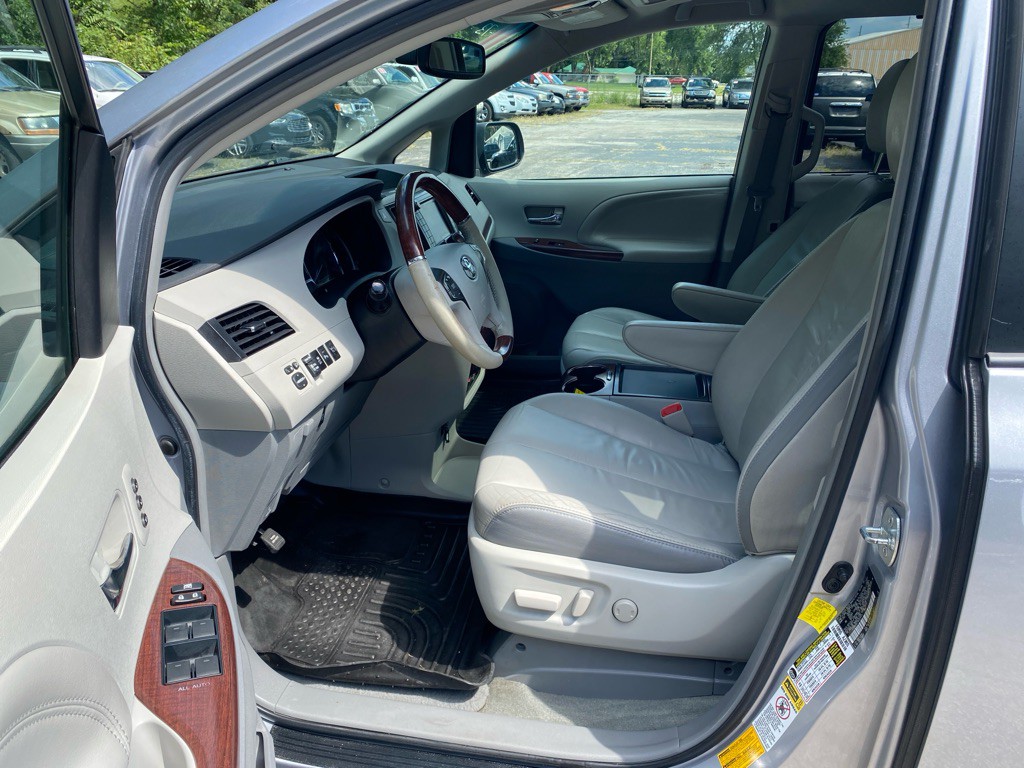 2011 Toyota Sienna Image 8