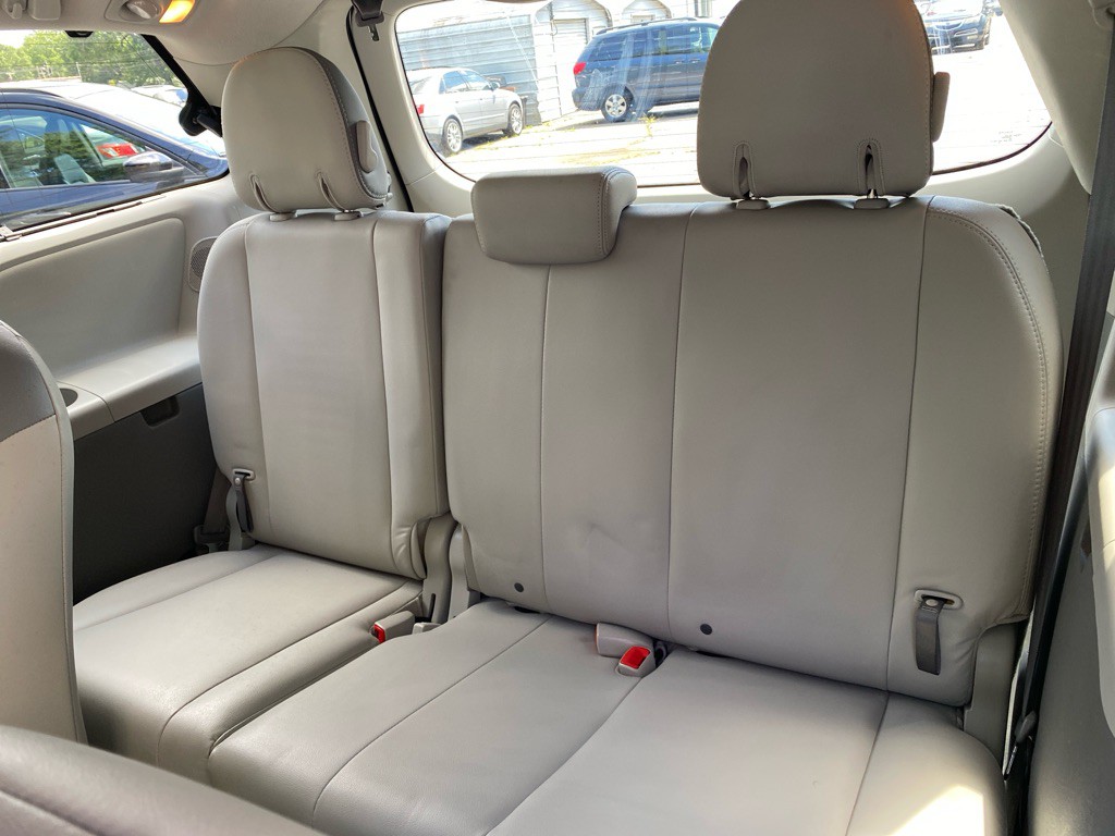 2011 Toyota Sienna Image 10
