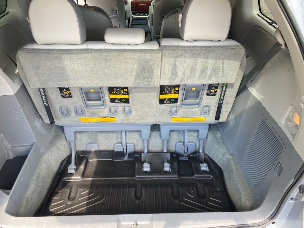 2011 Toyota Sienna Image 11