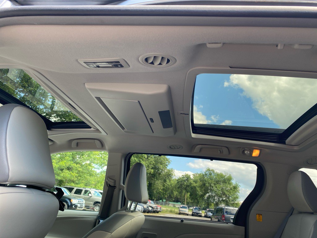 2011 Toyota Sienna Image 12