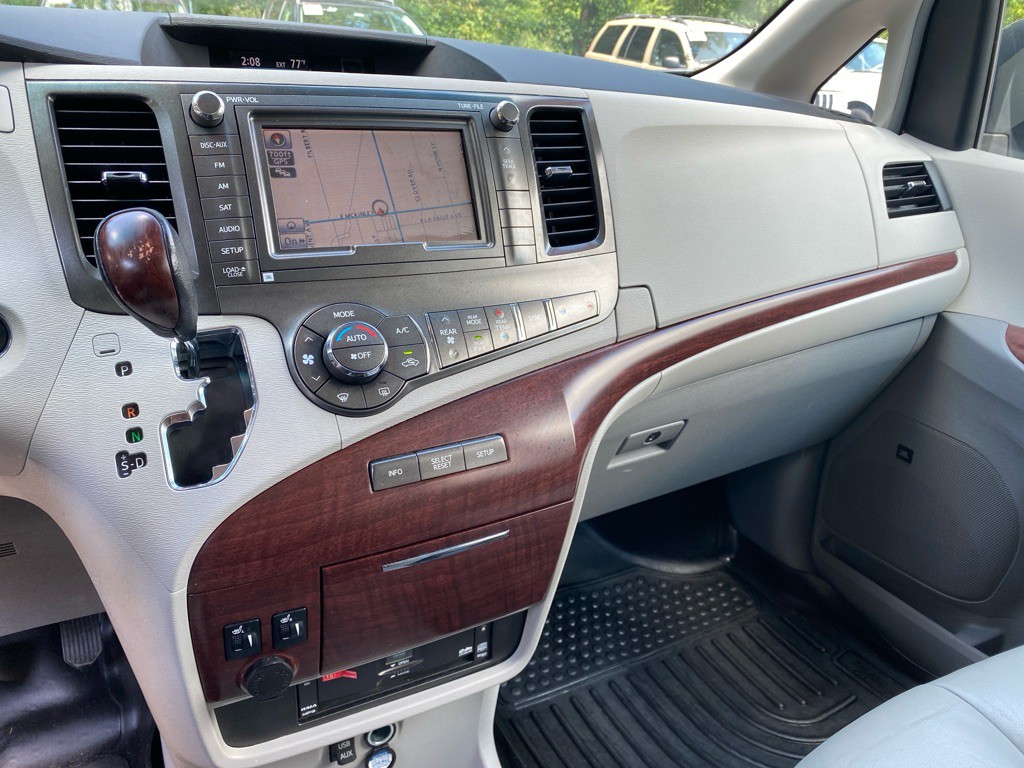 2011 Toyota Sienna Image 15