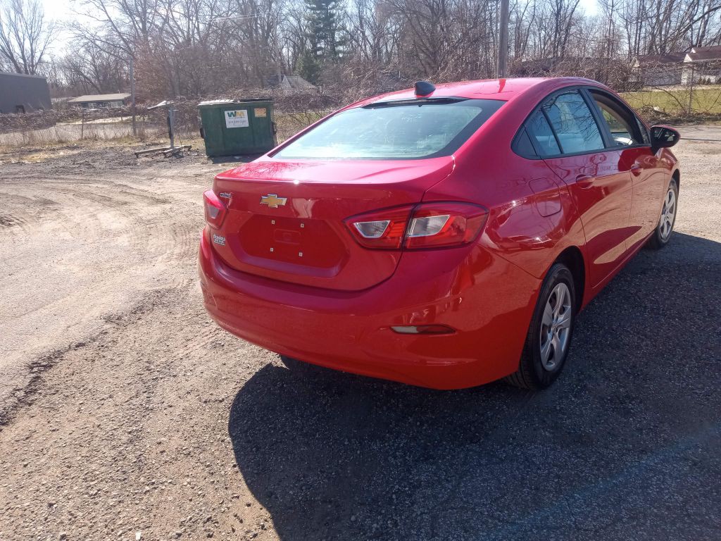 2018 Chevrolet Cruze Image 2