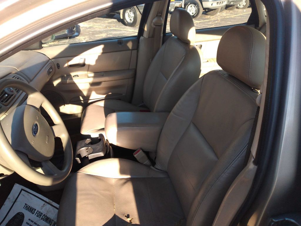 2004 Ford Taurus Image 8