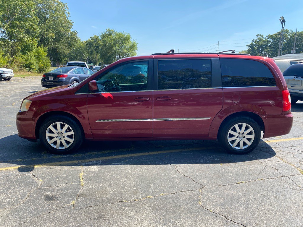 2011 Chrysler Town & Country Image 2