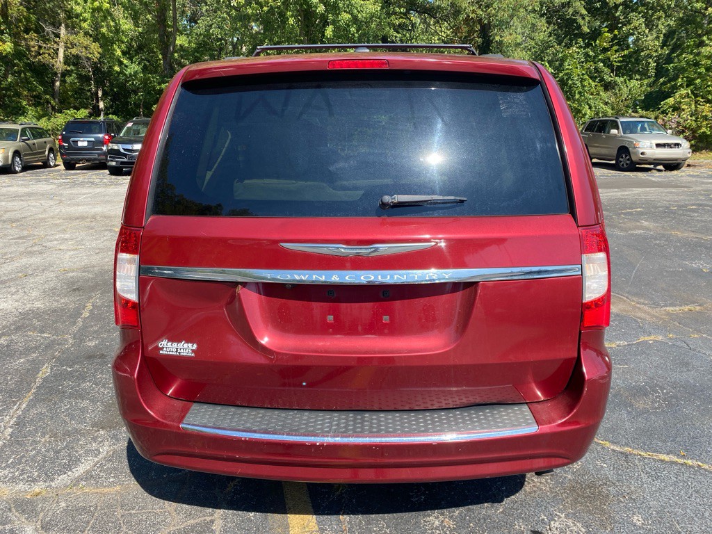 2011 Chrysler Town & Country Image 3