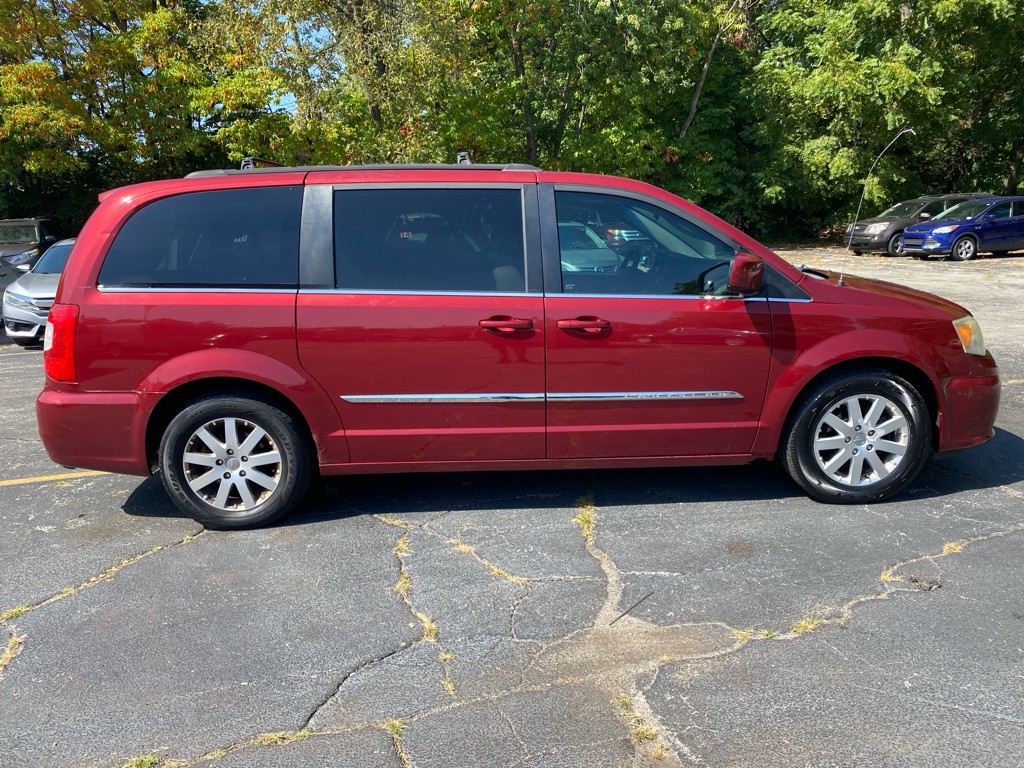 2011 Chrysler Town & Country Image 4