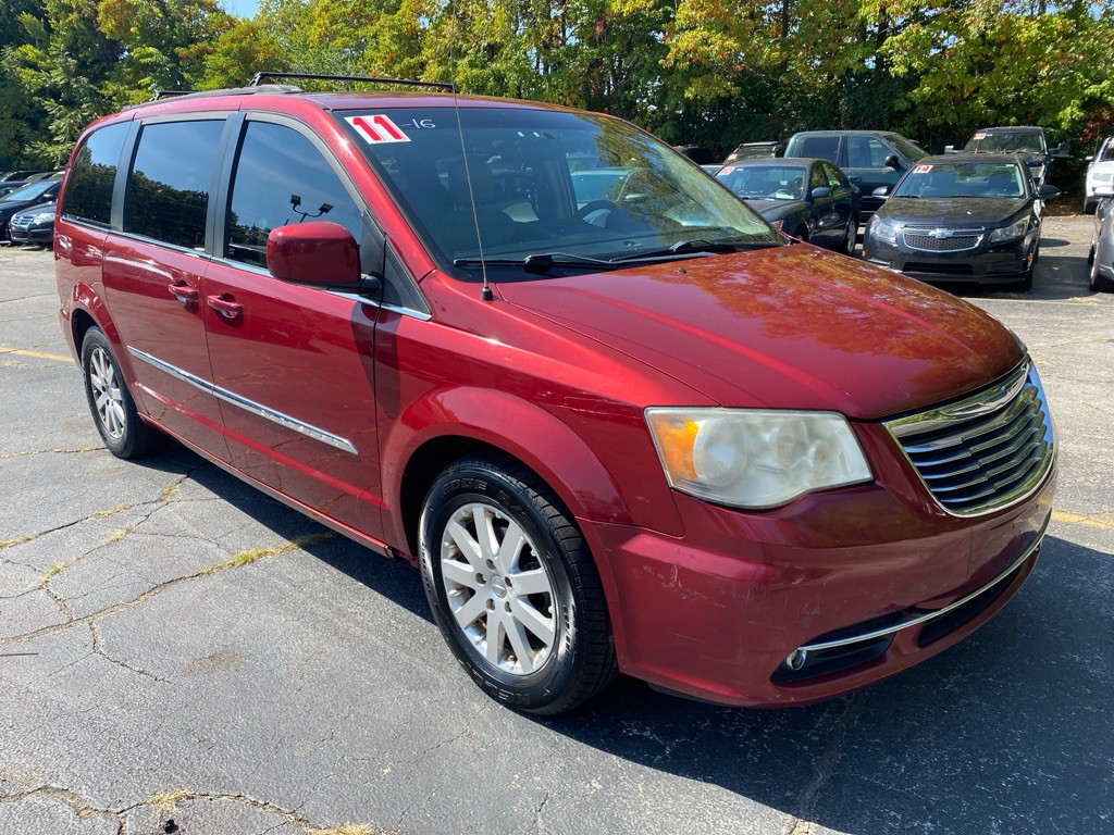 2011 Chrysler Town & Country Image 5