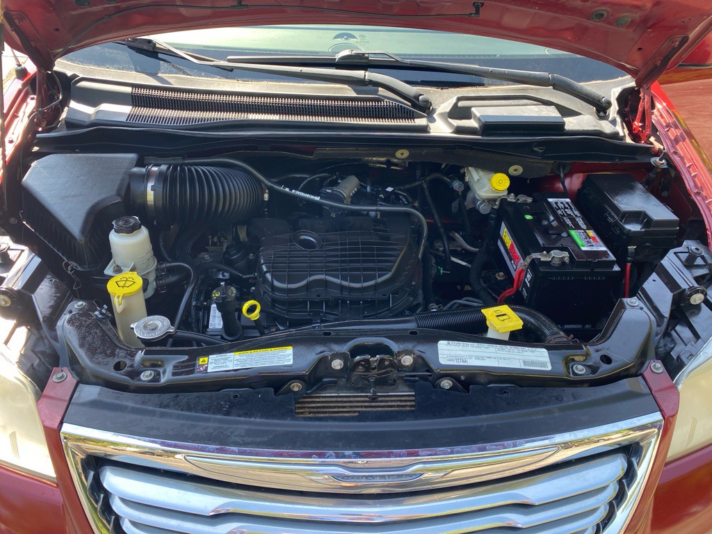2011 Chrysler Town & Country Image 7