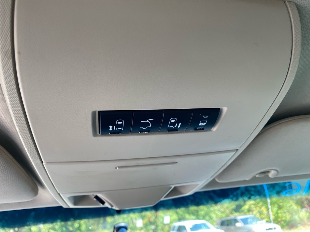 2011 Chrysler Town & Country Image 14
