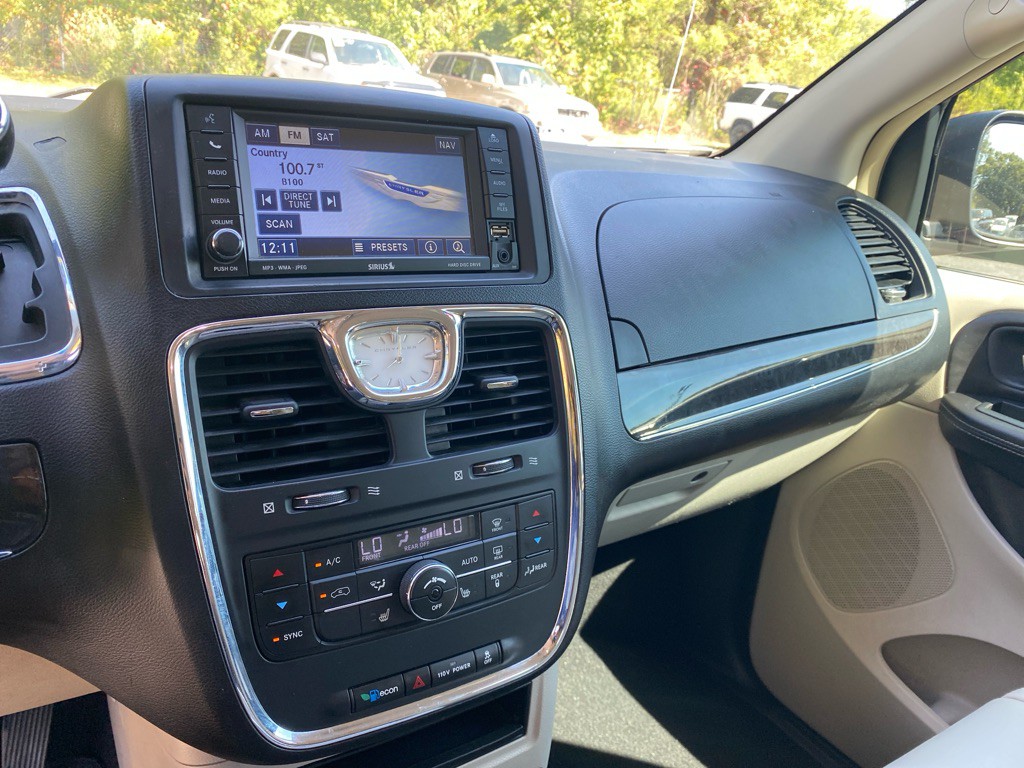 2011 Chrysler Town & Country Image 15