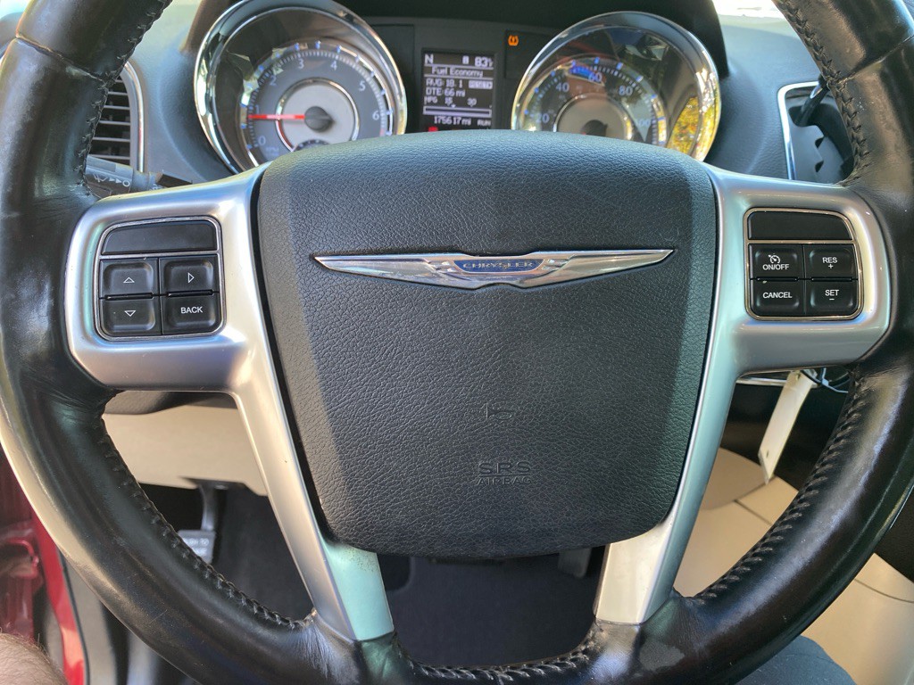 2011 Chrysler Town & Country Image 16