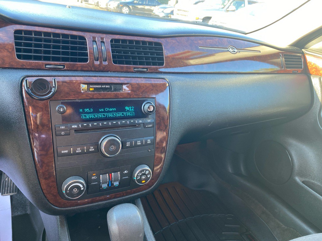 2011 Chevrolet Impala Image 12