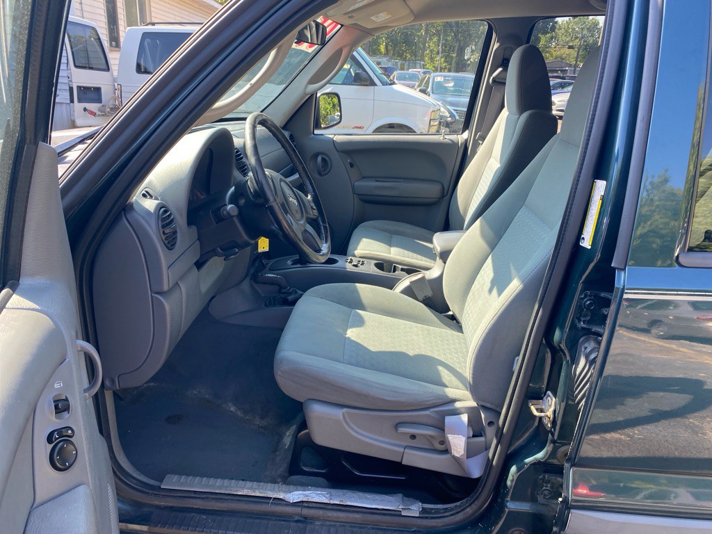 2005 Jeep Liberty Image 9