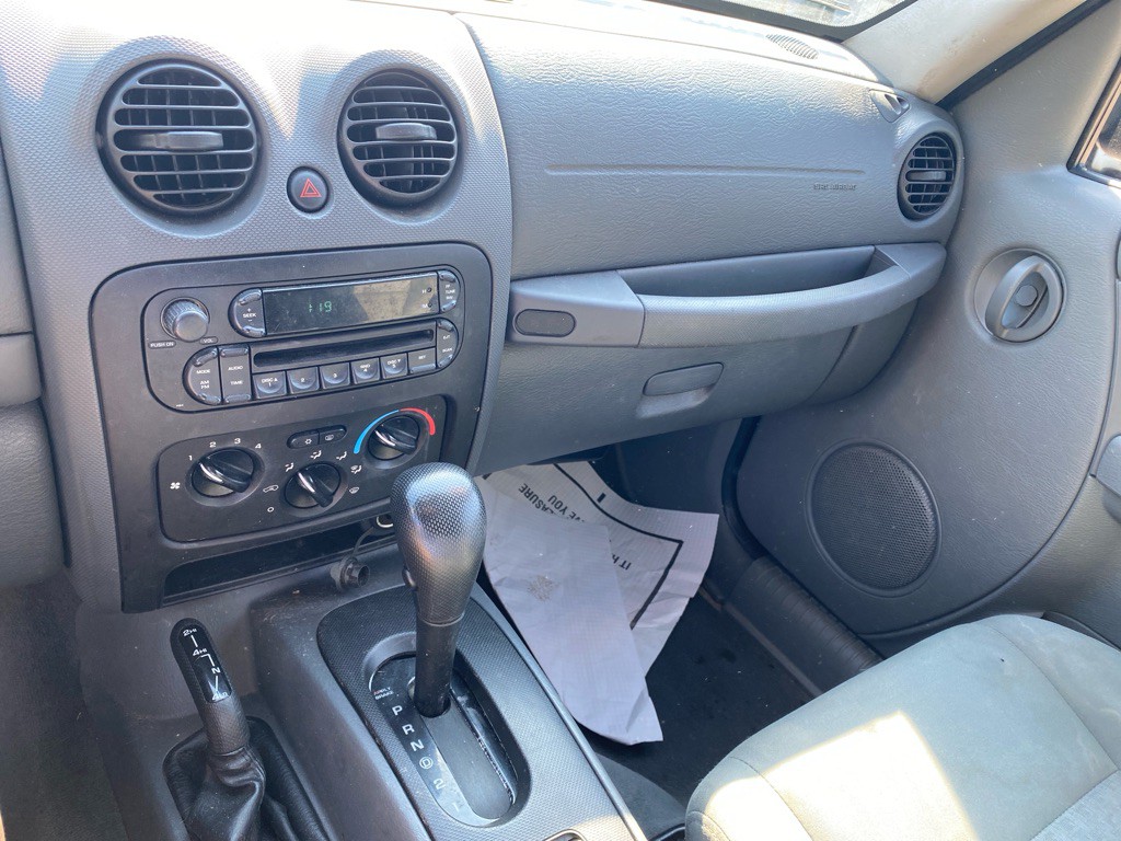 2005 Jeep Liberty Image 12