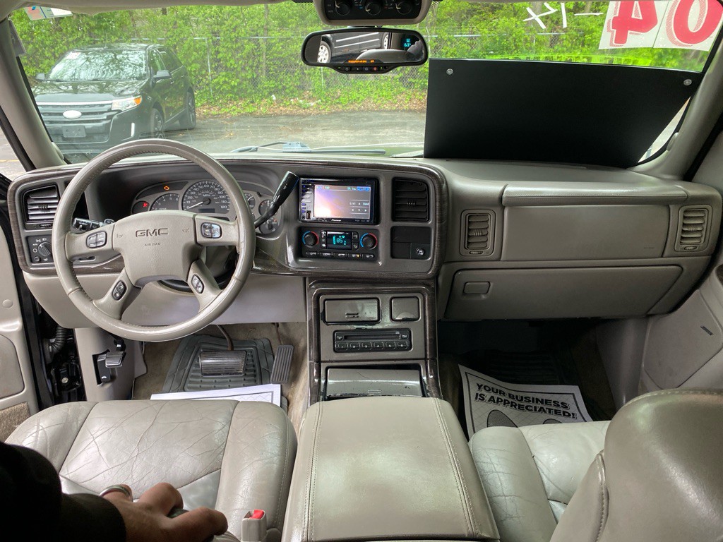 2004 GMC Yukon Image 10