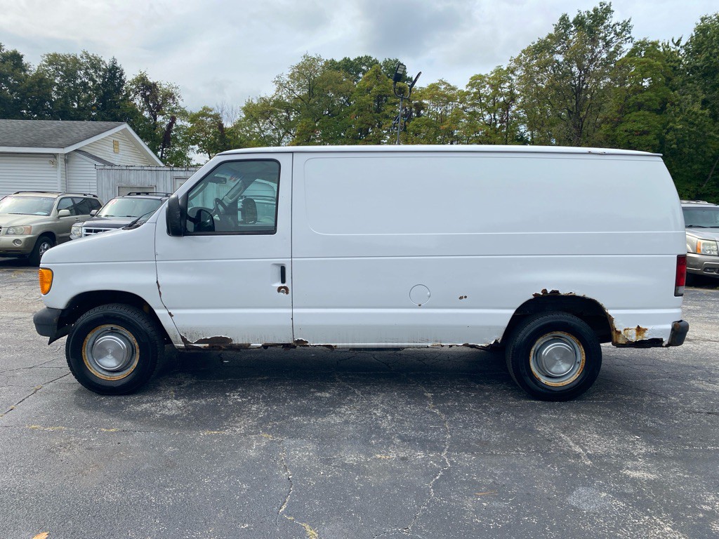 2005 Ford Econoline Image 2