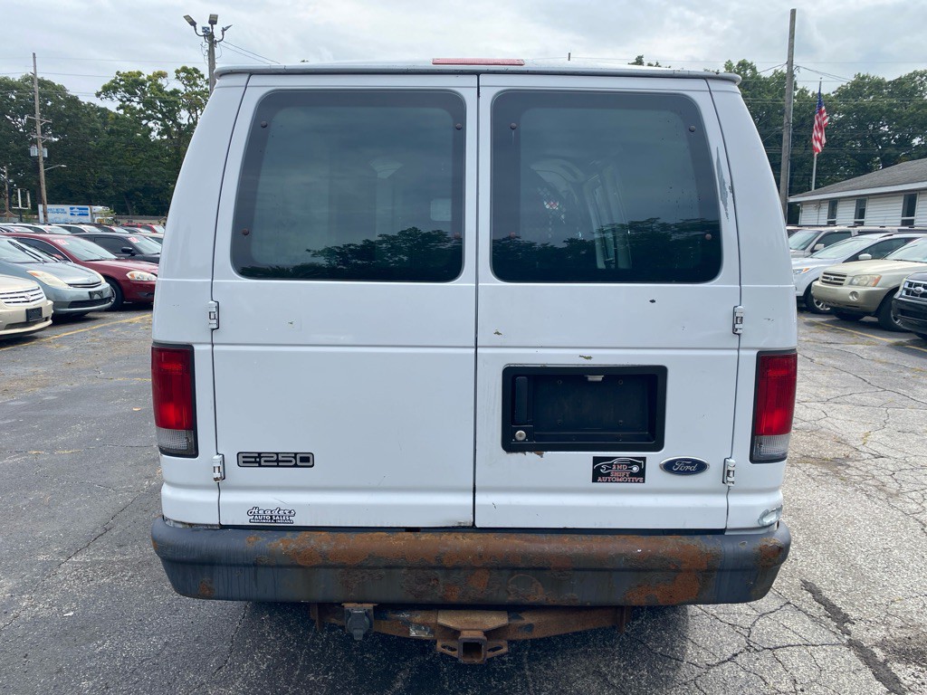 2005 Ford Econoline Image 3